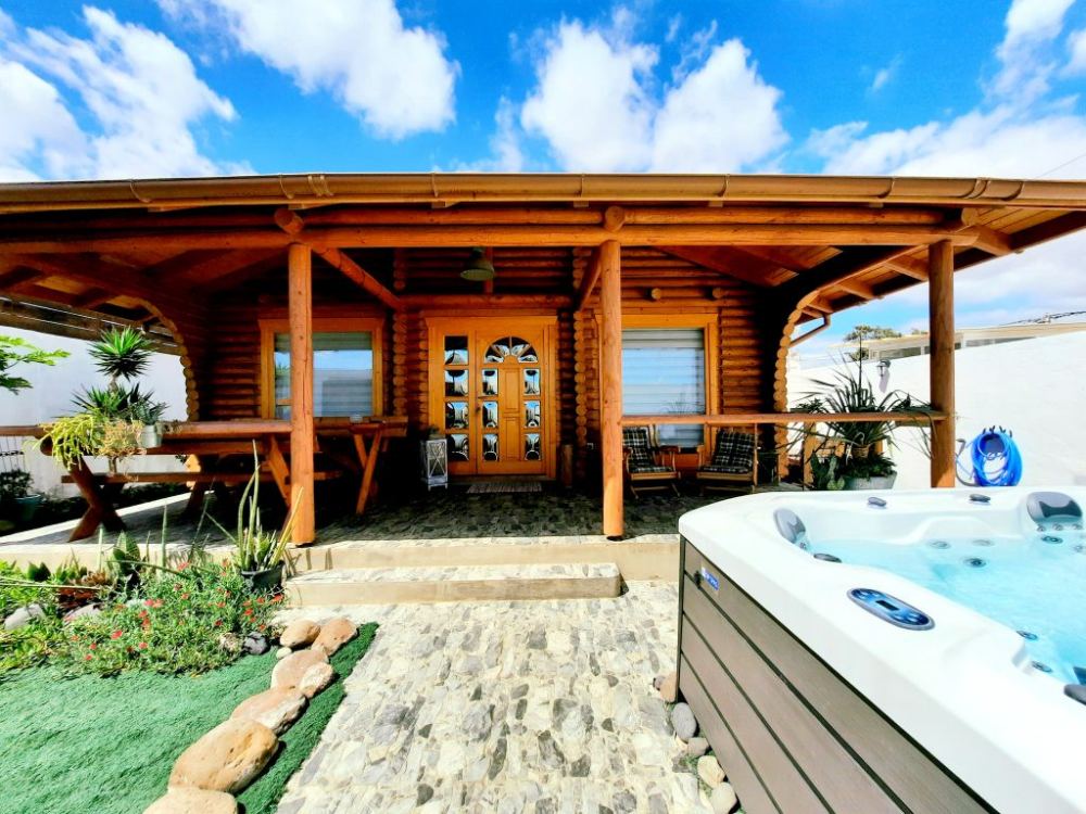 Wild House 1, casa de madera con jardín
