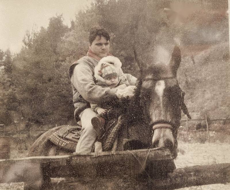 Lorenzo de pequeño, abrigado y montado a caballo en brazos de su padre