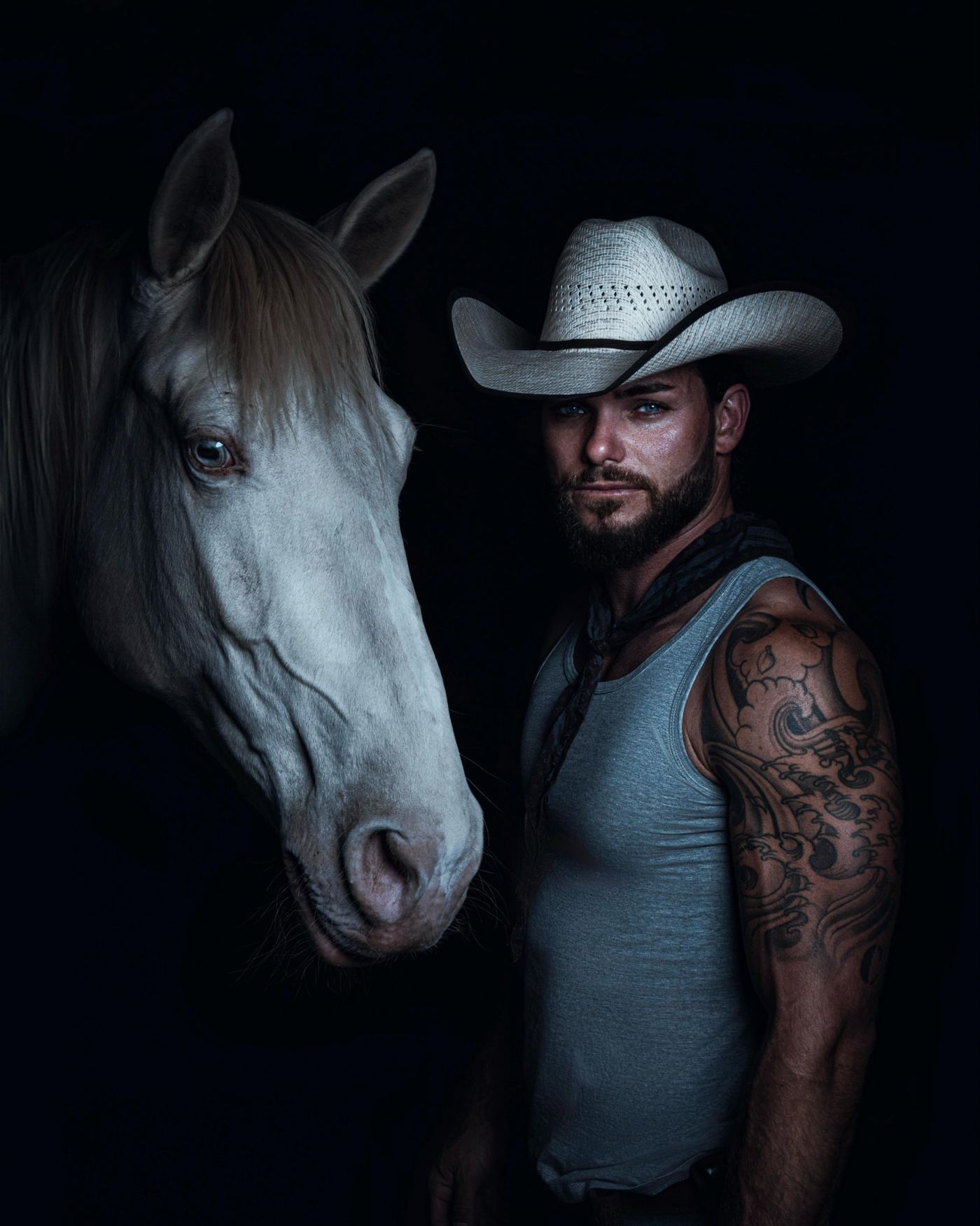 Lorenzo Galli junto a un caballo blanco